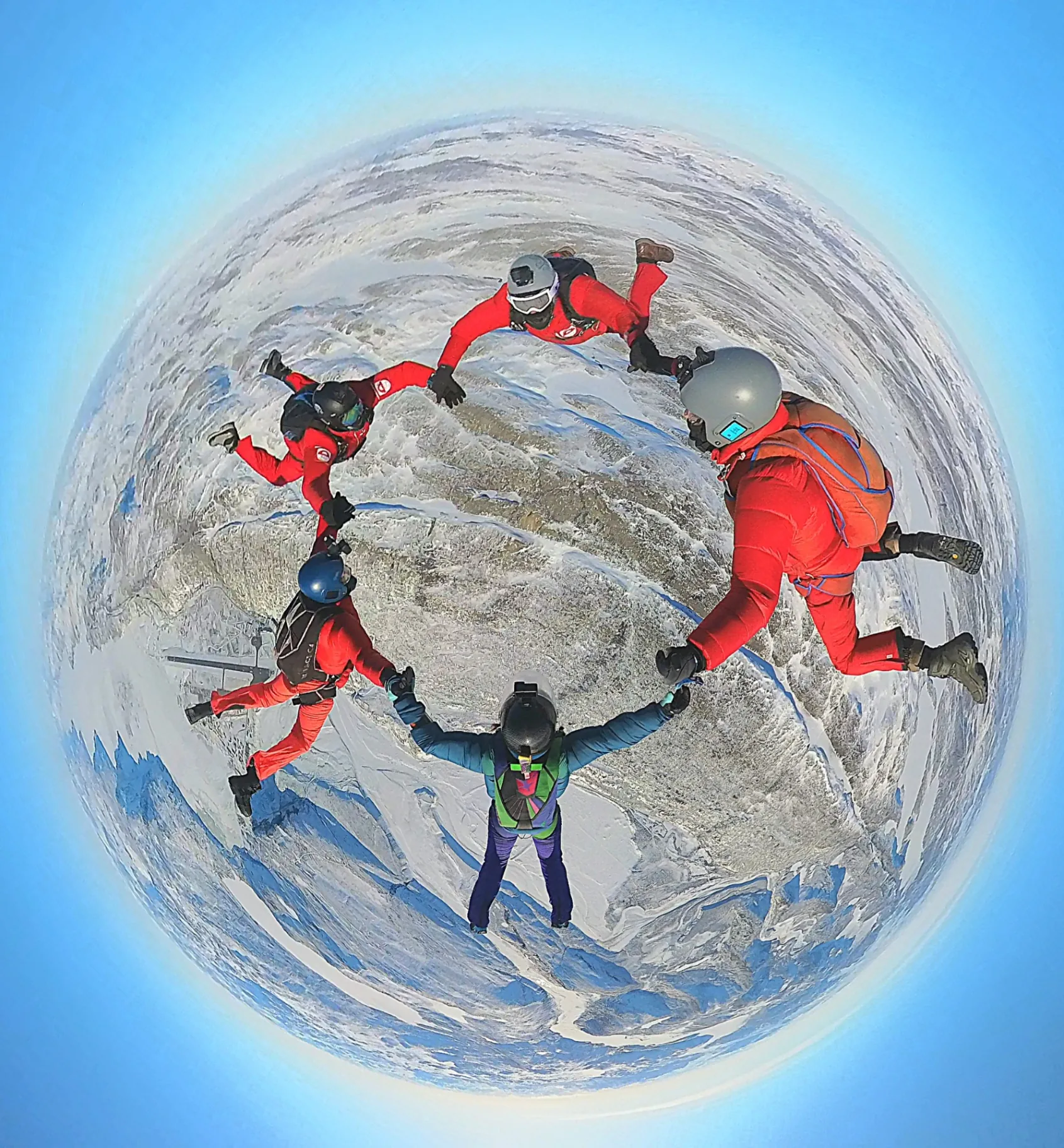 ParaDemo Groenland Expeditie - Professioneel parachutespringteam demonstreert expertsprongtechnieken in arctische omstandigheden boven pristine Groenlandse ijsberglandschap, showcasend geavanceerde tandemspringtechnieken en helikopteroperaties